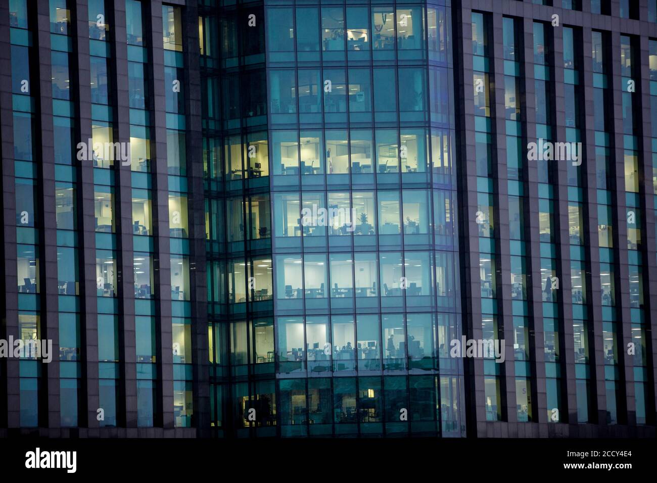 Facciata di un edificio di uffici nel quartiere finanziario di Madrid, Spagna Foto Stock