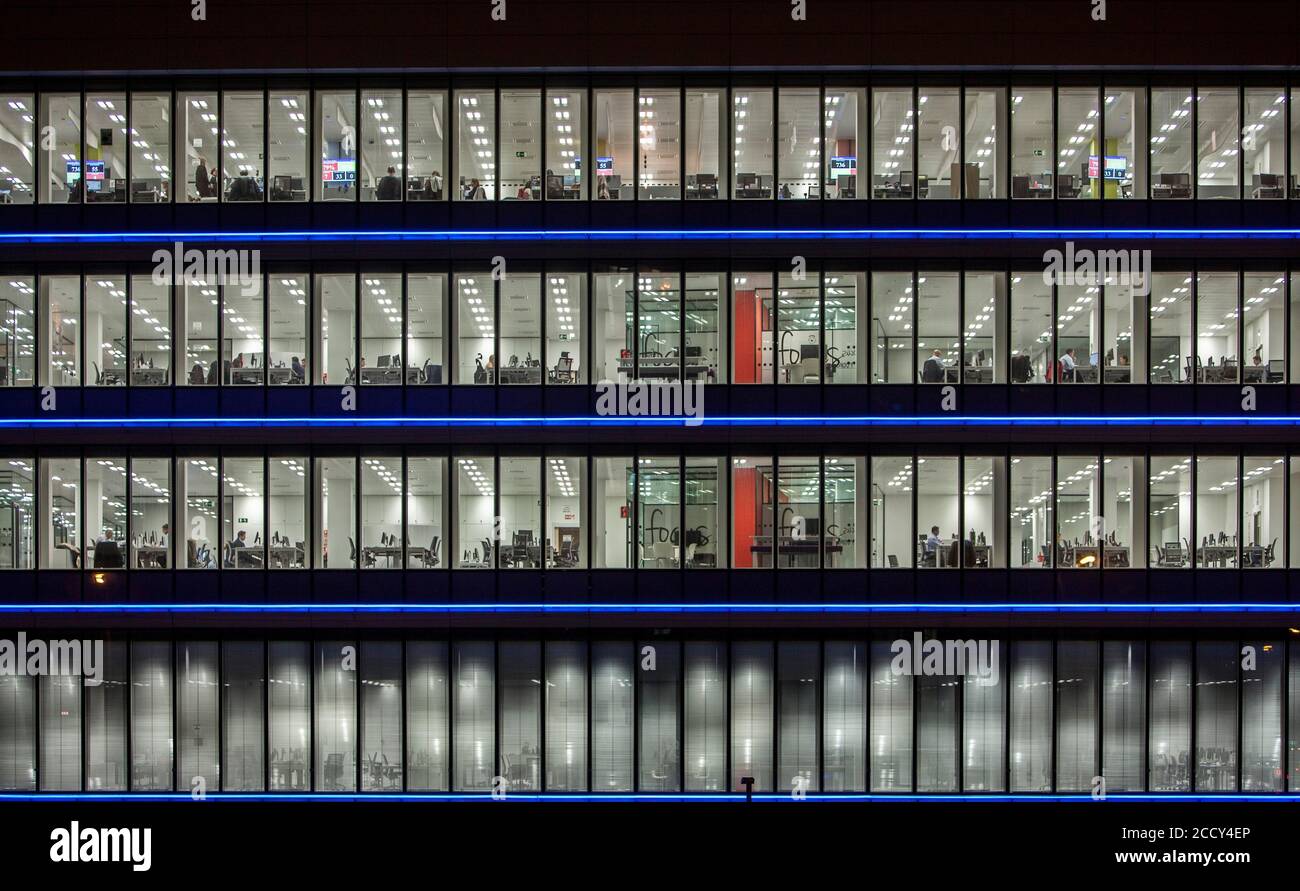 Facciata di un edificio di uffici nel quartiere finanziario di Madrid, Spagna Foto Stock