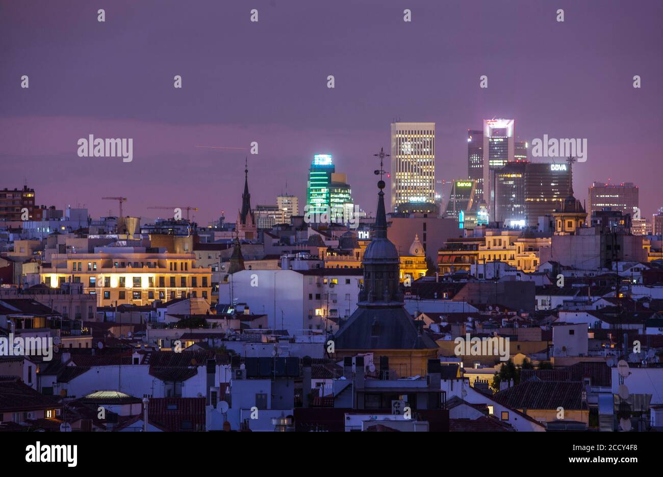 Lo skyline notturno di Madrid, Spagna Foto Stock