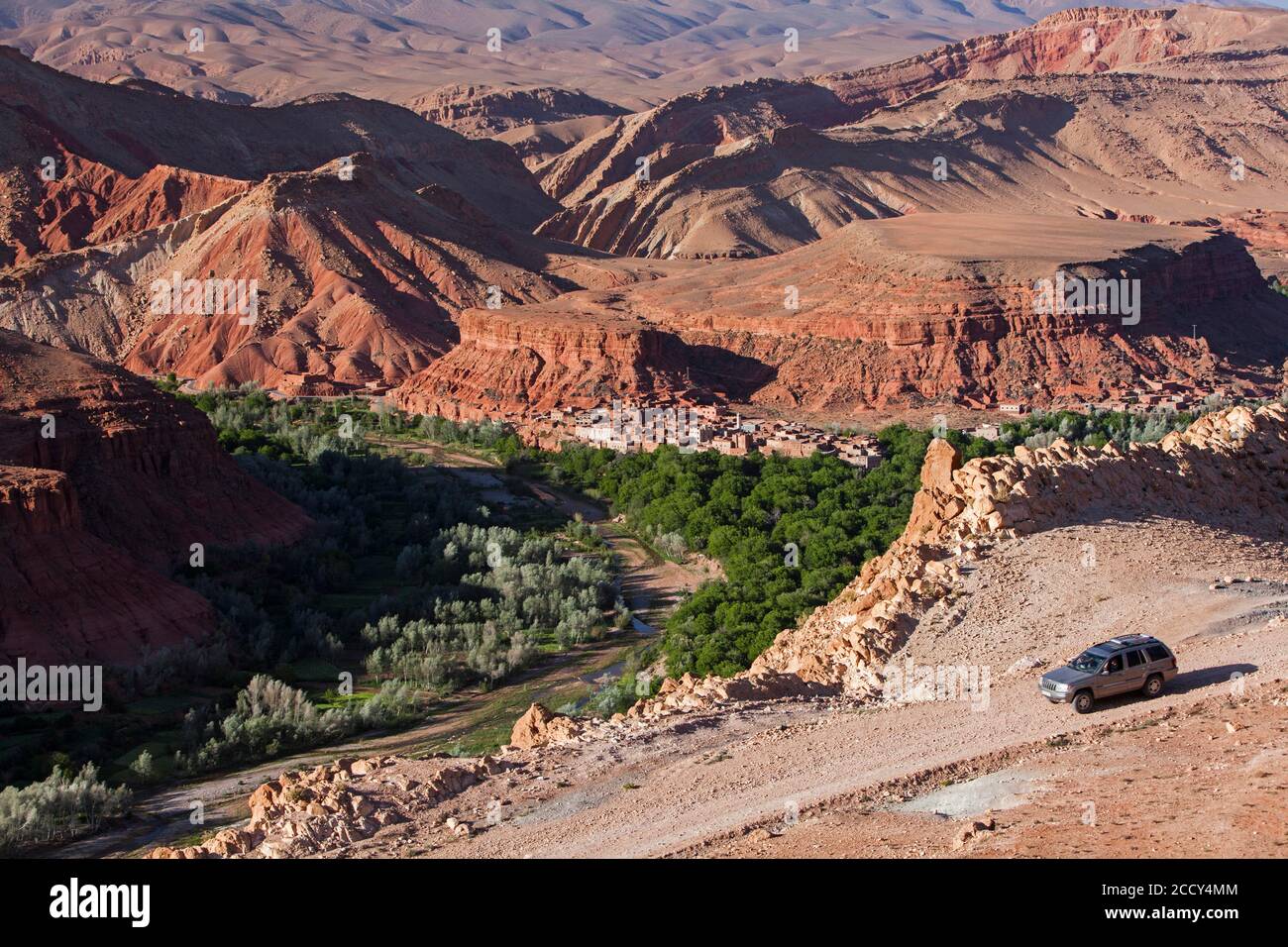 Veicolo fuoristrada nelle montagne dell'Alto Atlante vicino al villaggio di Amejgag, Marocco Foto Stock