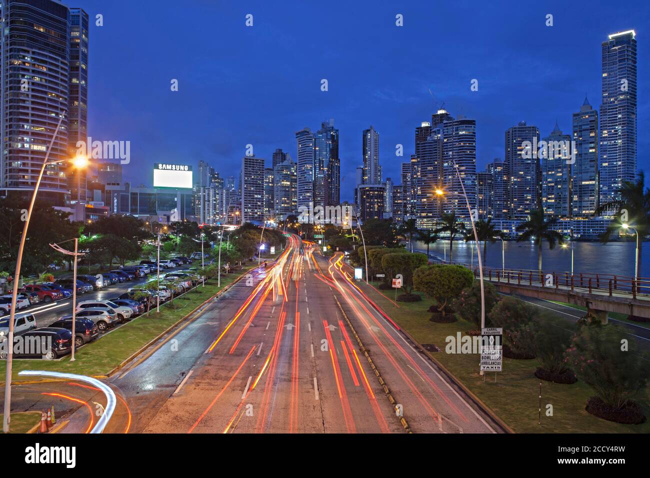 Vista sulla città, Balboa Avenue e grattacieli al tramonto, Panama City, Panama Foto Stock
