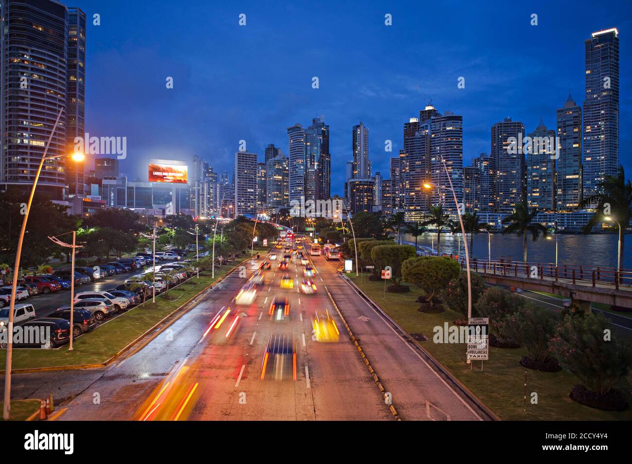 Vista sulla città, Balboa Avenue e grattacieli al tramonto, Panama City, Panama Foto Stock