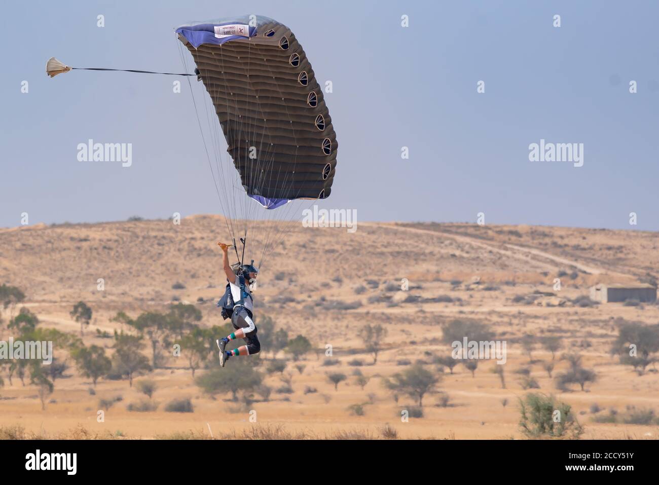 Parapendio Skydiver durante il salto. Entrando a terra fotografata in Israele Foto Stock