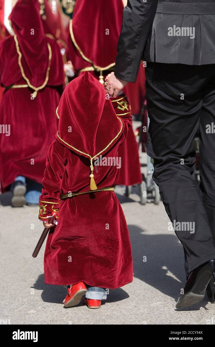 Bambino in abbigliamento penitenziale nella processione per la settimana Santa a Baeza, provincia di Jaen, Spagna Foto Stock