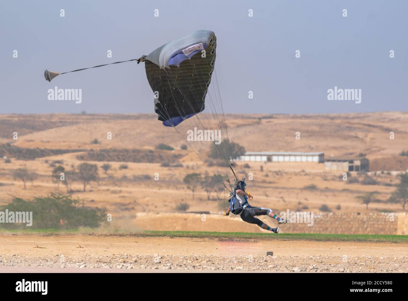 Parapendio Skydiver durante il salto. Entrando a terra fotografata in Israele Foto Stock