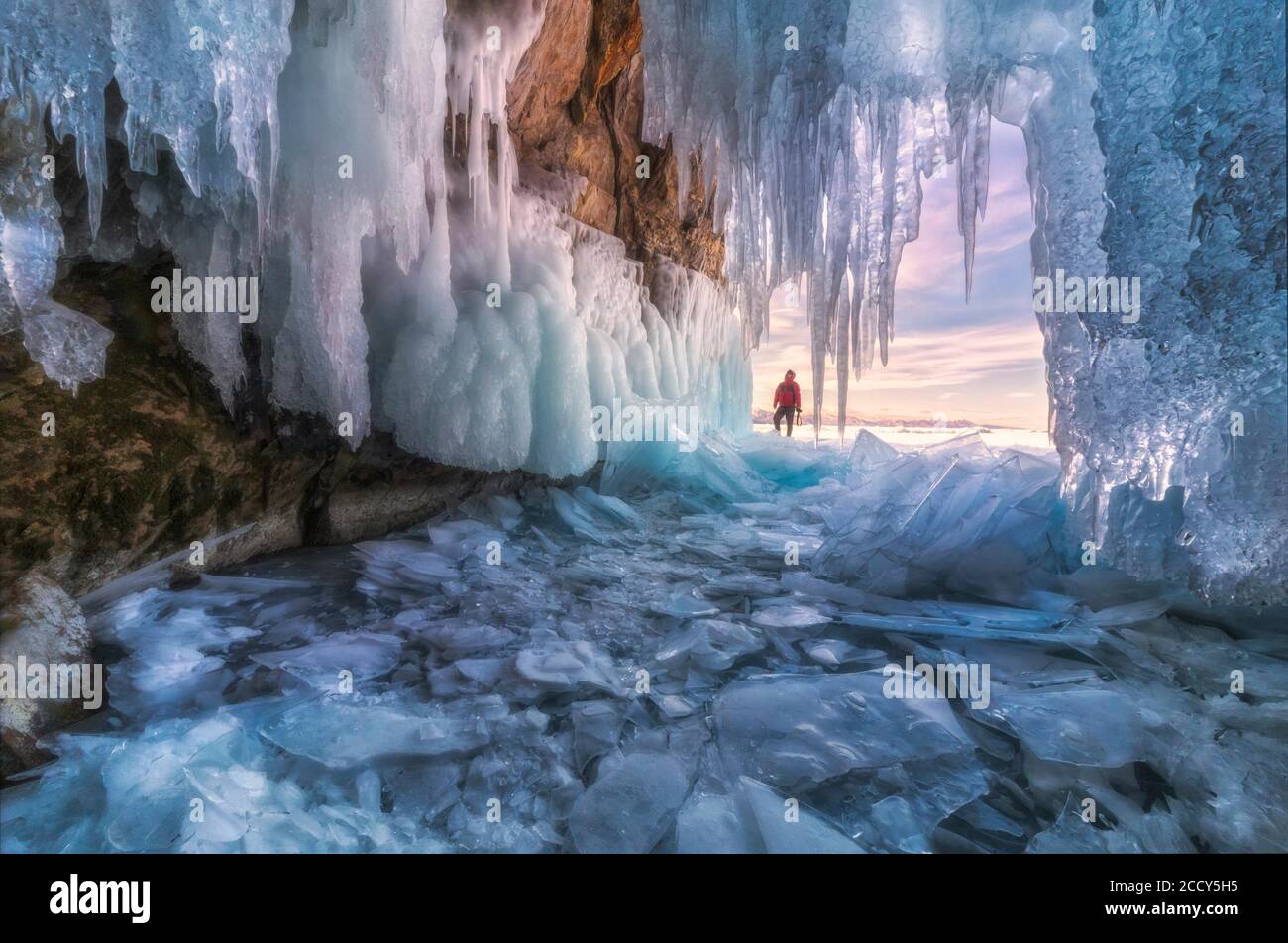 Bella caverna di ghiaccio in Khuvsgul lago congelato. Provincia di Khuvsgul, Mongolia Foto Stock