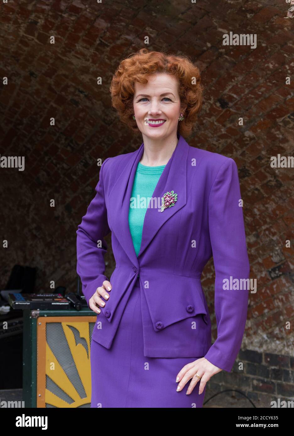 Lola Lamour, noto reenattore e cantante degli anni '40, si esibisce al Village at War Event di Stoke Bruerne, Northamptonshire, Regno Unito Foto Stock