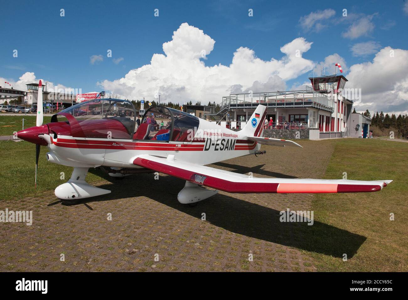 Robin Aircraft DR 400-180R, velivoli ad ala bassa, costruzione in legno, aereo ad elica, rimorchiatore di aliante, nella torre di fondo di un aeroporto, Wasserkuppe Foto Stock