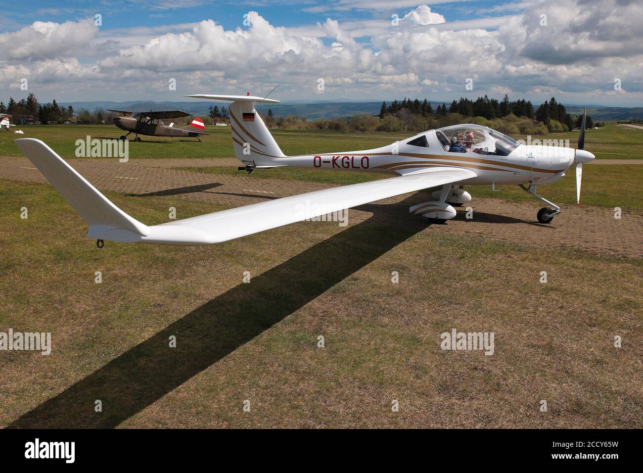 Motovaliante tassare al decollo, motovaliante tipo K36 TC114 Diamond Airplane Super Dimona, Wasserkuppe Airfield, Gersfeld, distretto di Fulda Foto Stock
