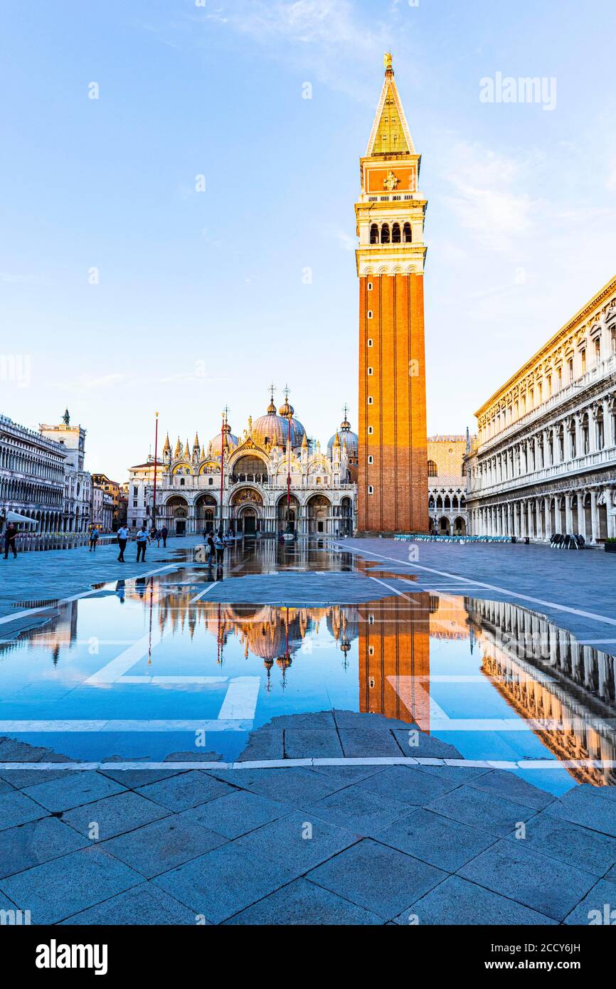 Riflessioni in Piazza San Marco alla luce della sera, Venezia, Veneto, Italia Foto Stock