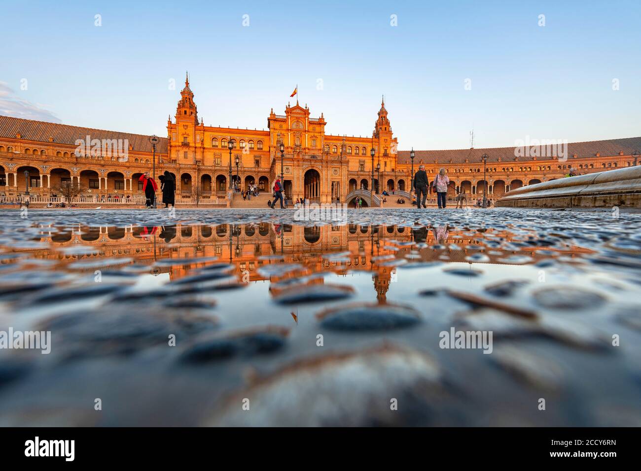 Edificio principale riflesso in acqua, Plaza de Espana nella luce della sera, Siviglia, Andalusia, Spagna Foto Stock