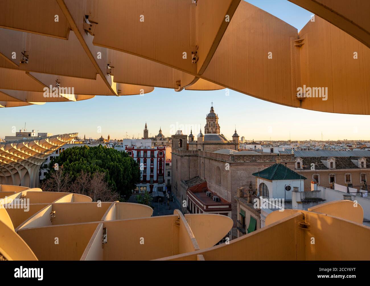 Vista della Chiesa Iglesia de la Anuncacion e la Giralda, architettura moderna, Metropol Parasol, Las Setas, costruzione curva in legno, Plaza de la Foto Stock