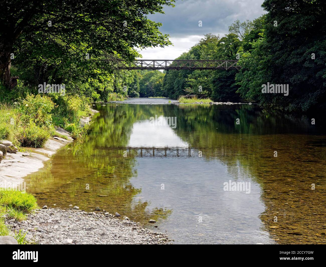 Scena sul fiume Kent a Wilson's Place vicino a Sedgewick, Cumbria in una tranquilla giornata estiva. Un fiume di salmone e un sito di particolare interesse scientifico. Foto Stock