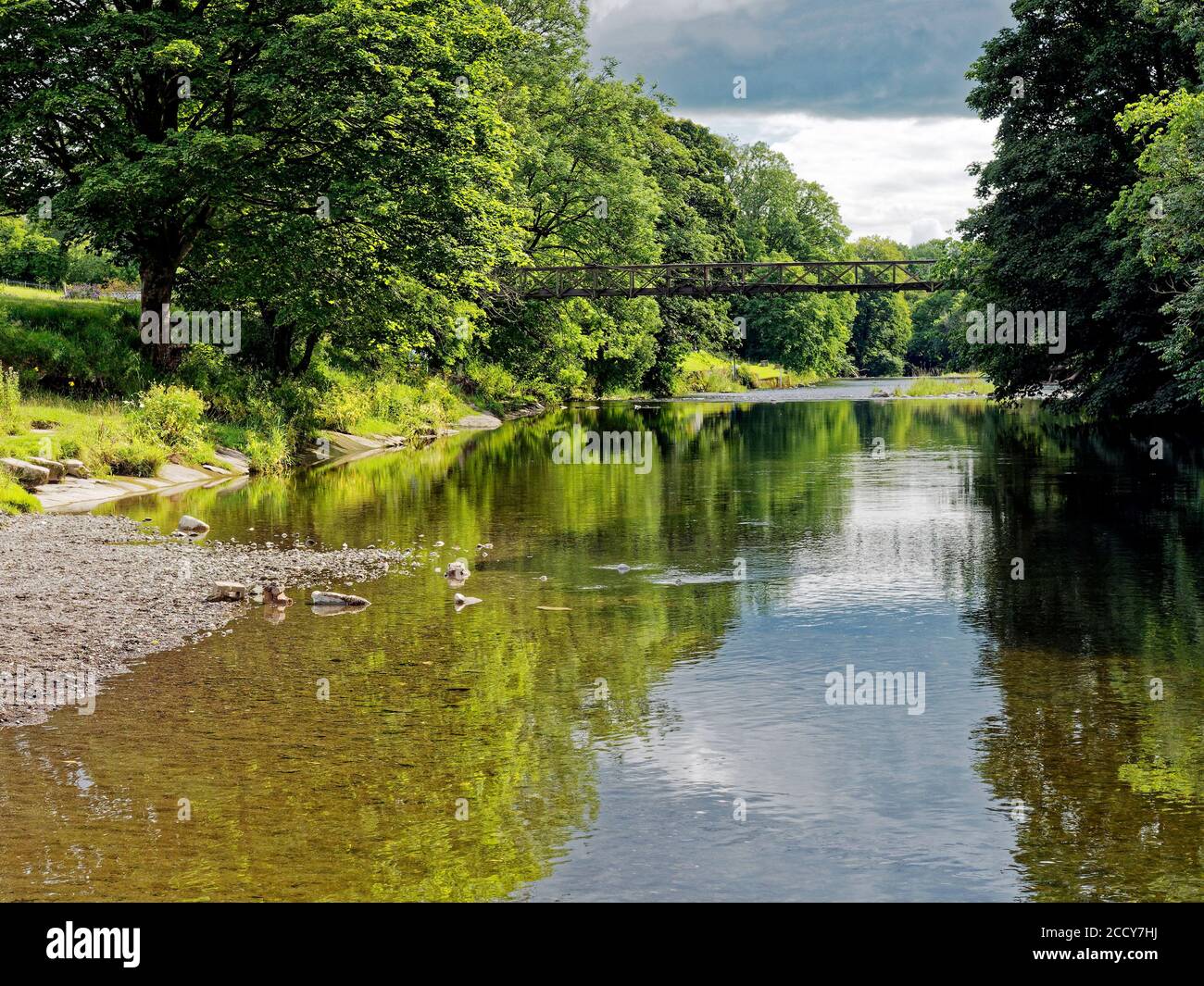 Scena sul fiume Kent a Wilson's Place vicino a Sedgewick, Cumbria in una tranquilla giornata estiva. Un fiume di salmone e un sito di particolare interesse scientifico. Foto Stock
