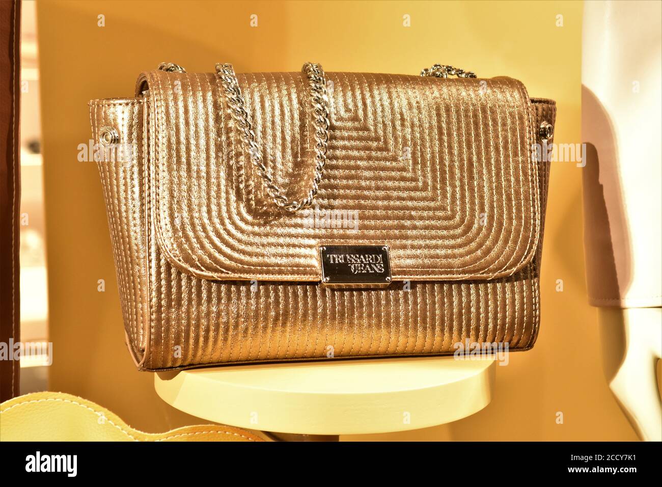 BORSA IN MOSTRA ALLA TRUSSARDI BOUTIQUE IN VIA BORGOGNA Foto Stock