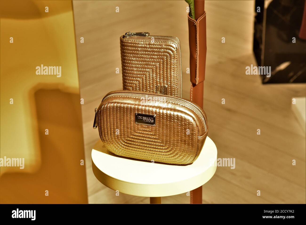 BORSE IN MOSTRA ALLA TRUSSARDI BOUTIQUE IN VIA BORGOGNONA Foto Stock