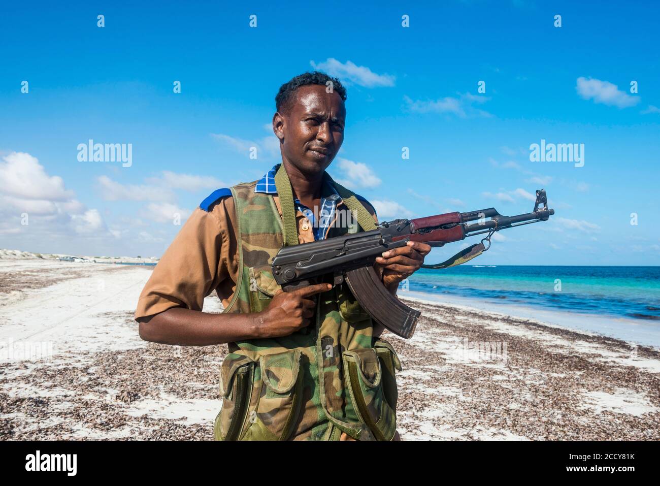 Guardia del corpo sulla spiaggia di Jazeera, Somalia Foto Stock