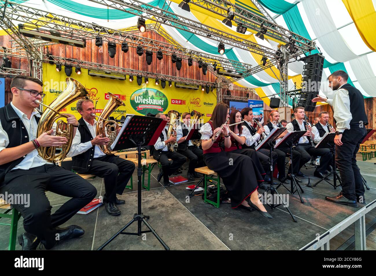 Gruppo musicale che si esibisce sul palco durante l'Oktoberfest - famoso festival annuale della birra, noto anche come Wiener Wiesn a Vienna, Austria. Foto Stock