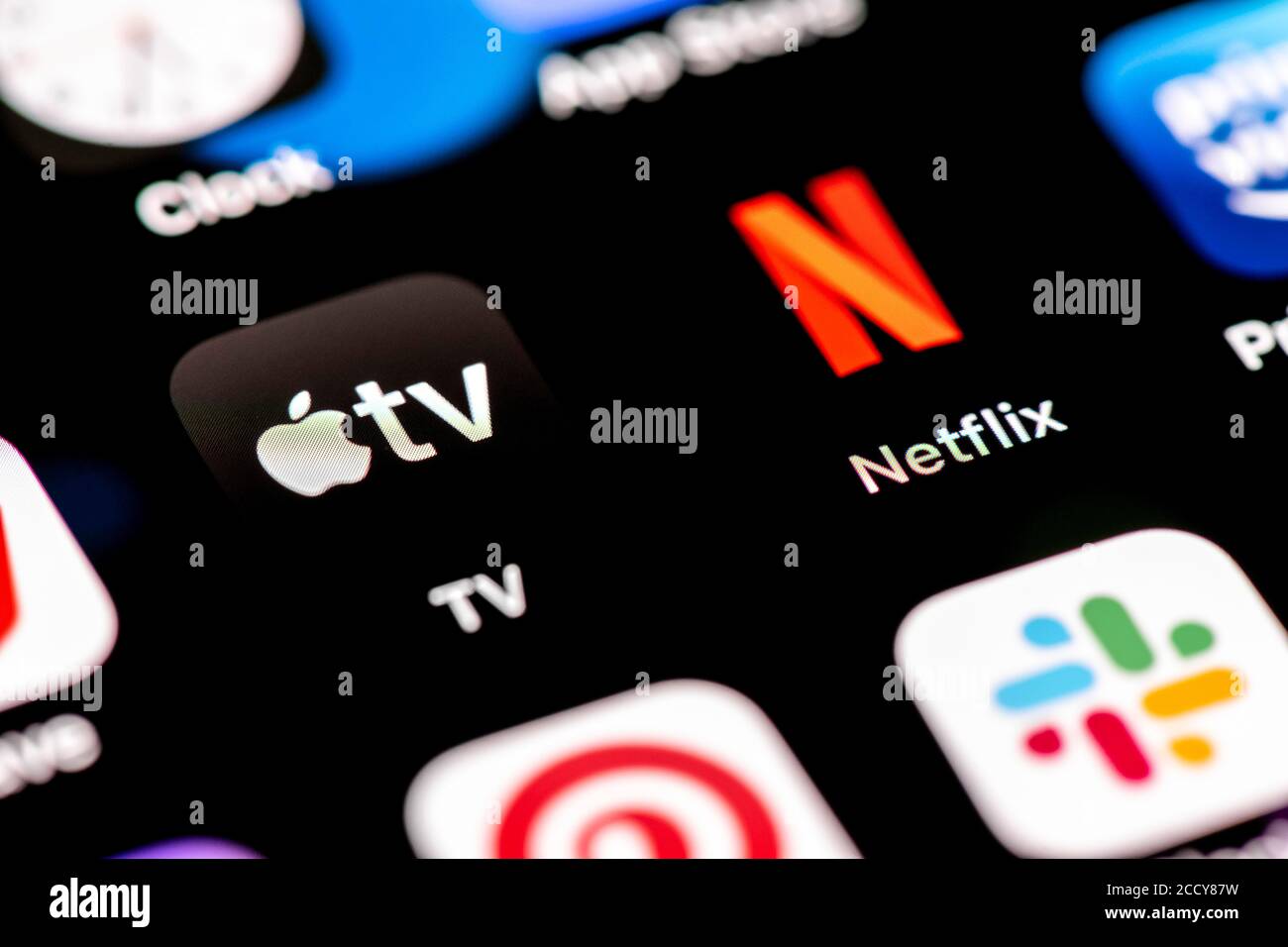 Netflix e Apple TV, streaming video, icone delle app sul display di un telefono cellulare, iPhone, smartphone, primo piano, schermo intero Foto Stock