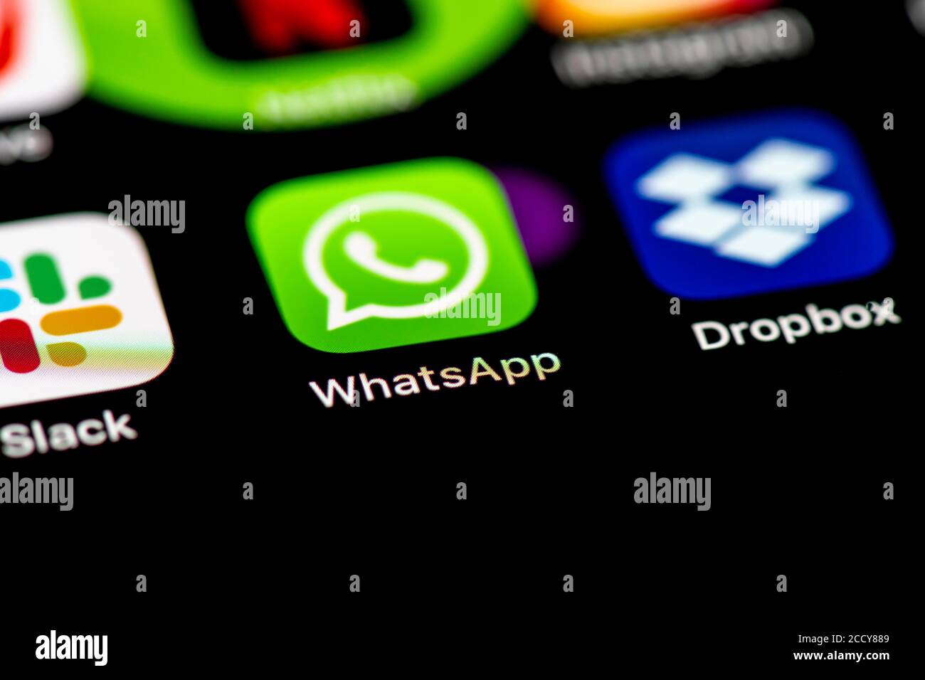WhatsApp, icone delle applicazioni sul display di un telefono cellulare, iPhone, smartphone, primo piano, schermo intero Foto Stock