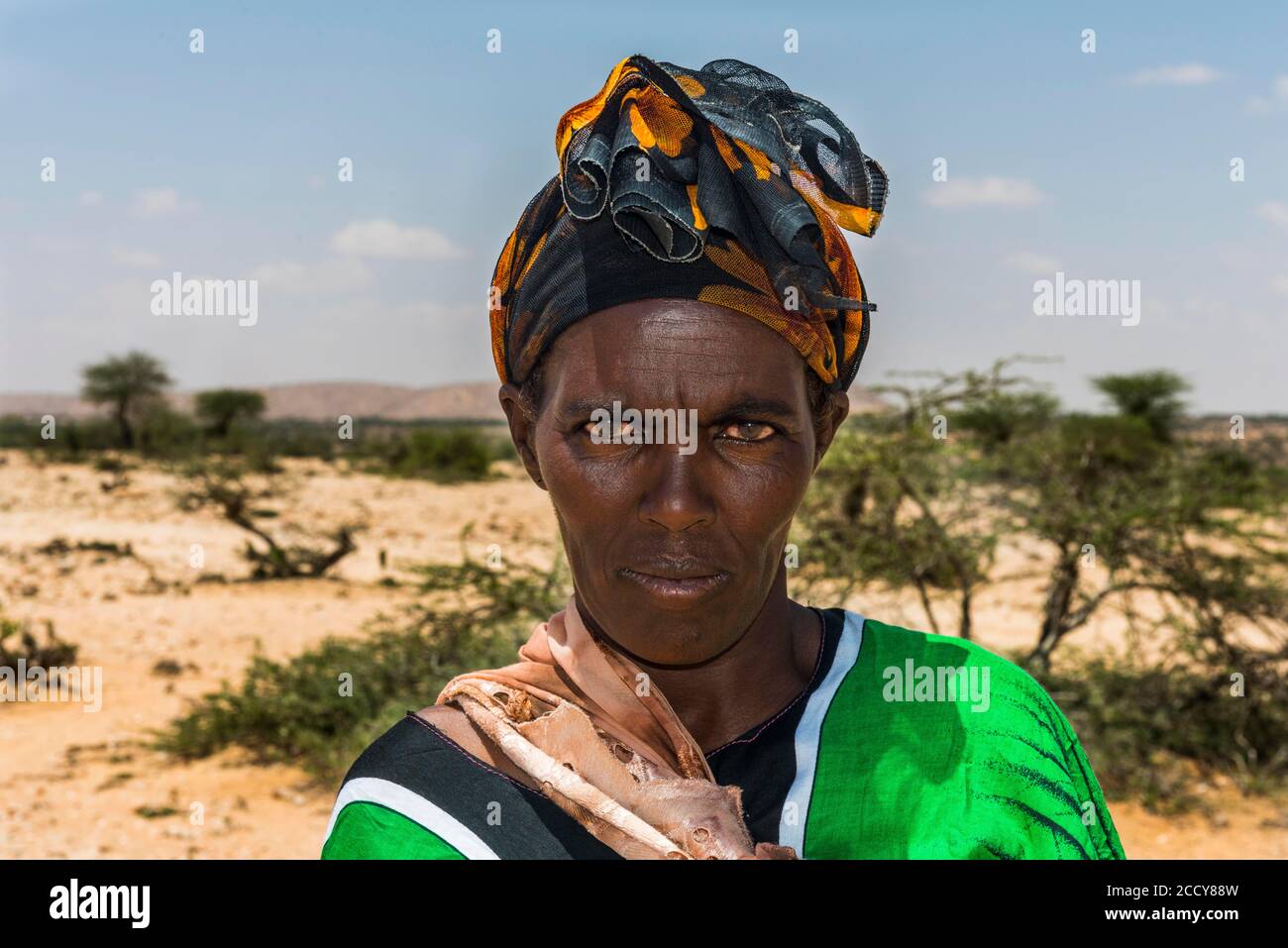 Donna afara nella savana del Somaliland, Somalia Foto Stock