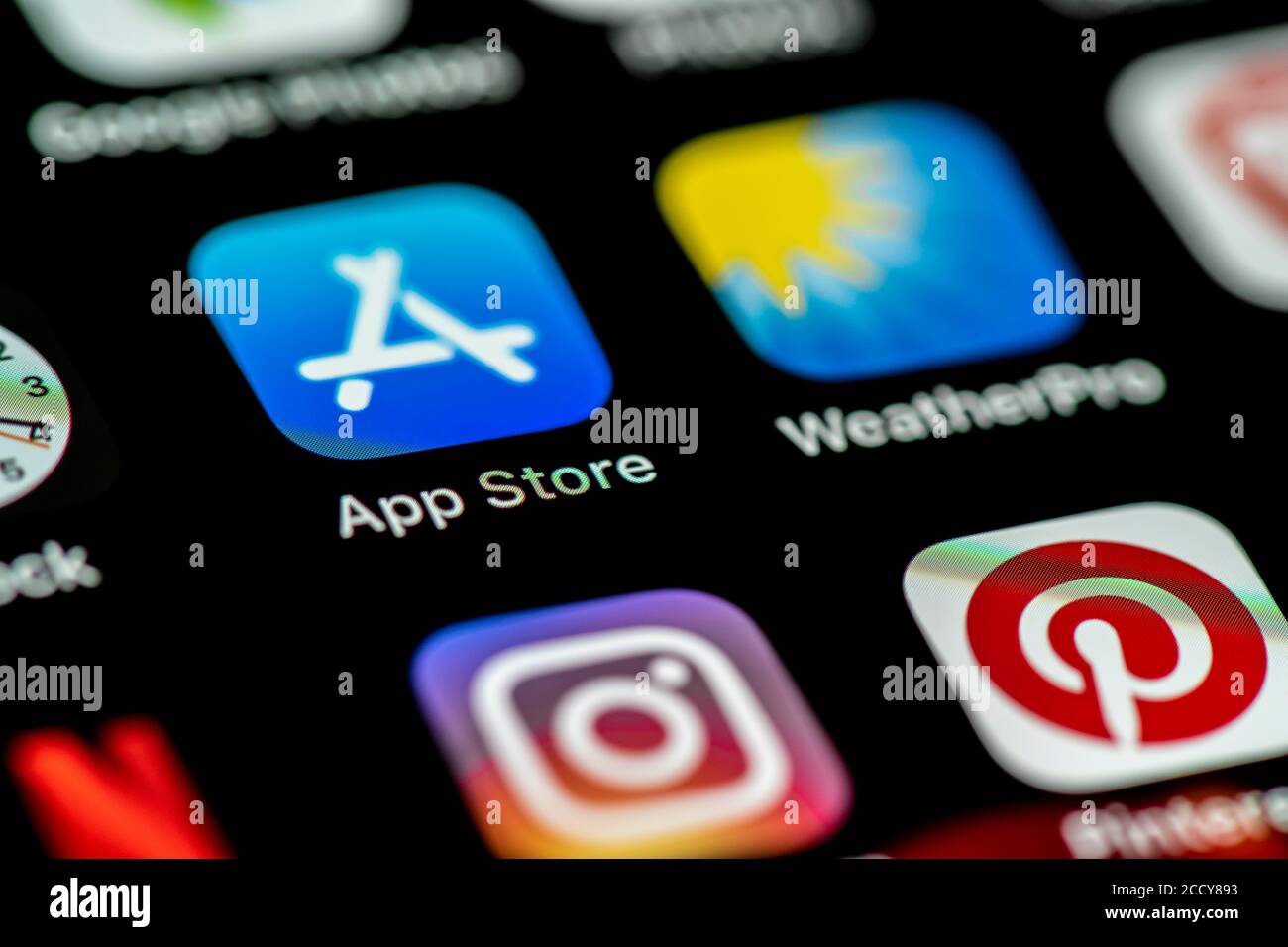 App Store, icone delle app sul display di un telefono cellulare, iPhone, smartphone, primo piano, formato completo Foto Stock