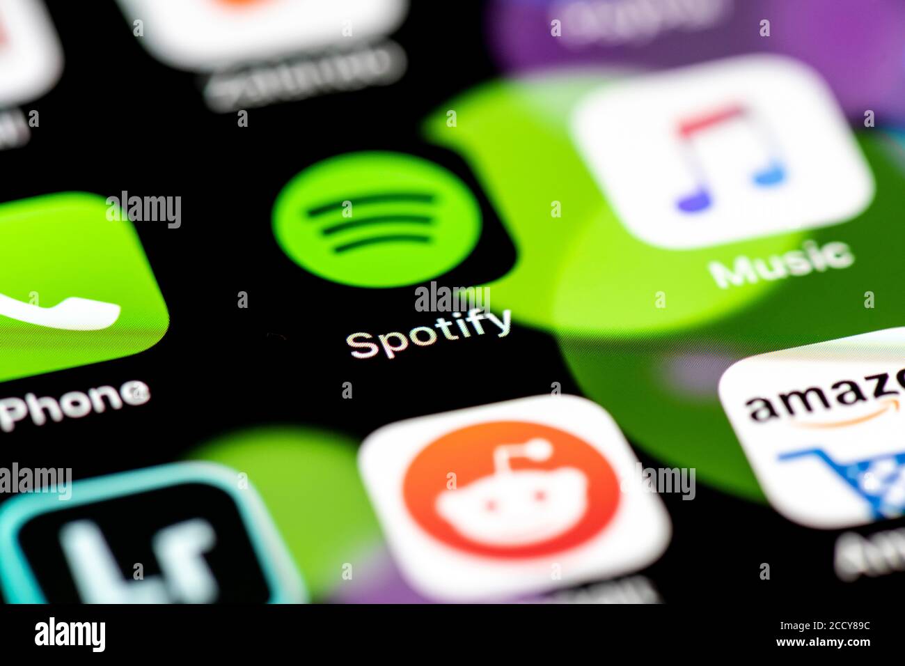 Spotify e Apple Music, icone delle app sul display di un telefono cellulare, iPhone, smartphone, primo piano, formato completo Foto Stock