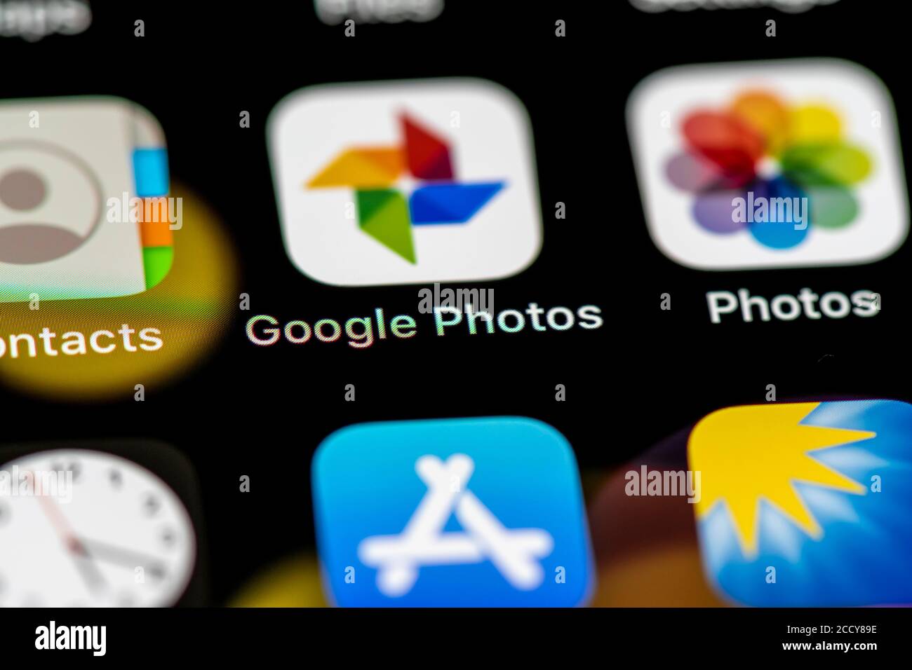 Google Foto e Apple Foto, icone delle applicazioni sul display di un telefono cellulare, iPhone, smartphone, primo piano, schermo intero Foto Stock