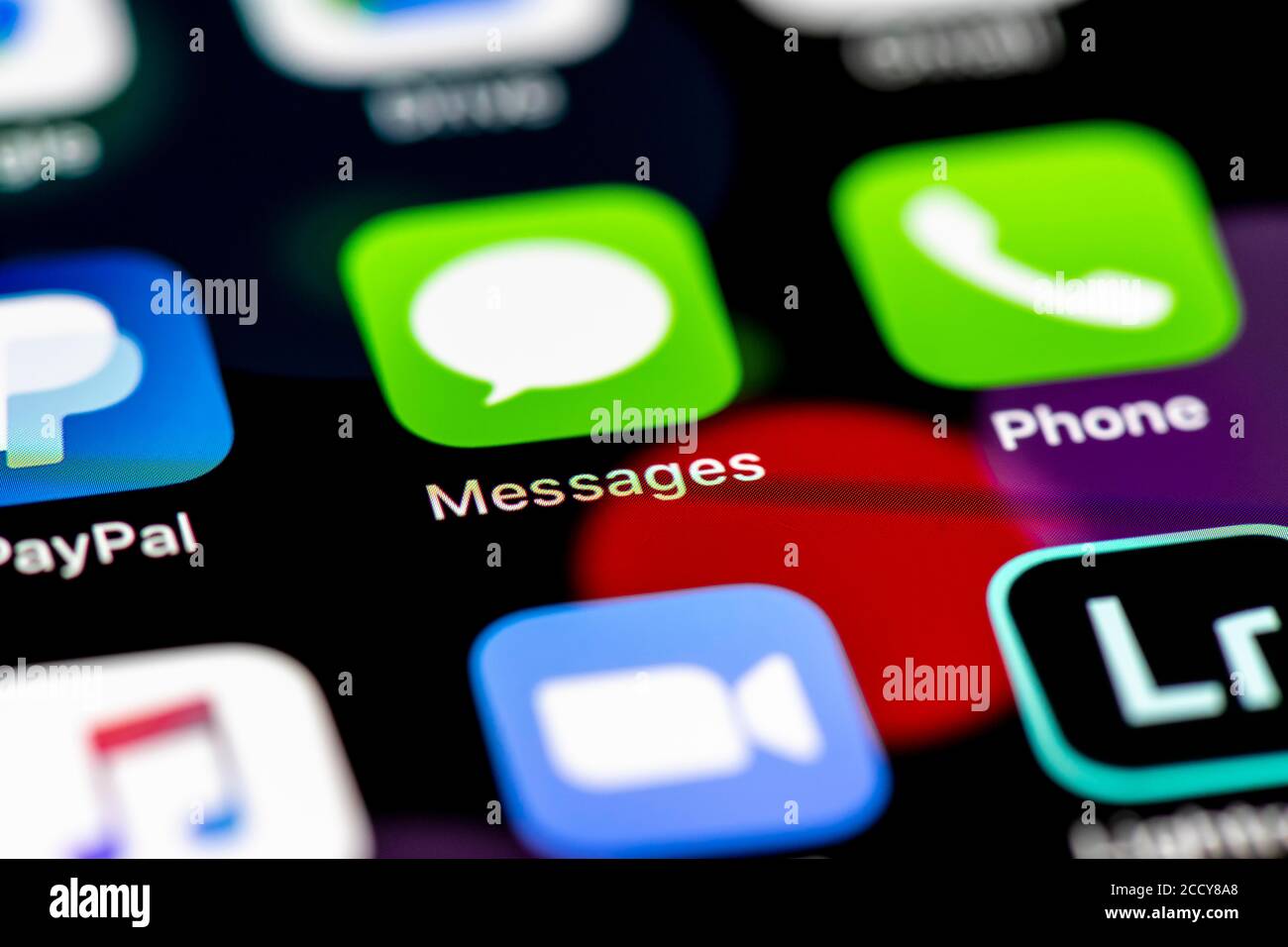 Messaggi e telefono, icone delle applicazioni sul display di un telefono cellulare, iPhone, smartphone, primo piano, formattazione Foto Stock