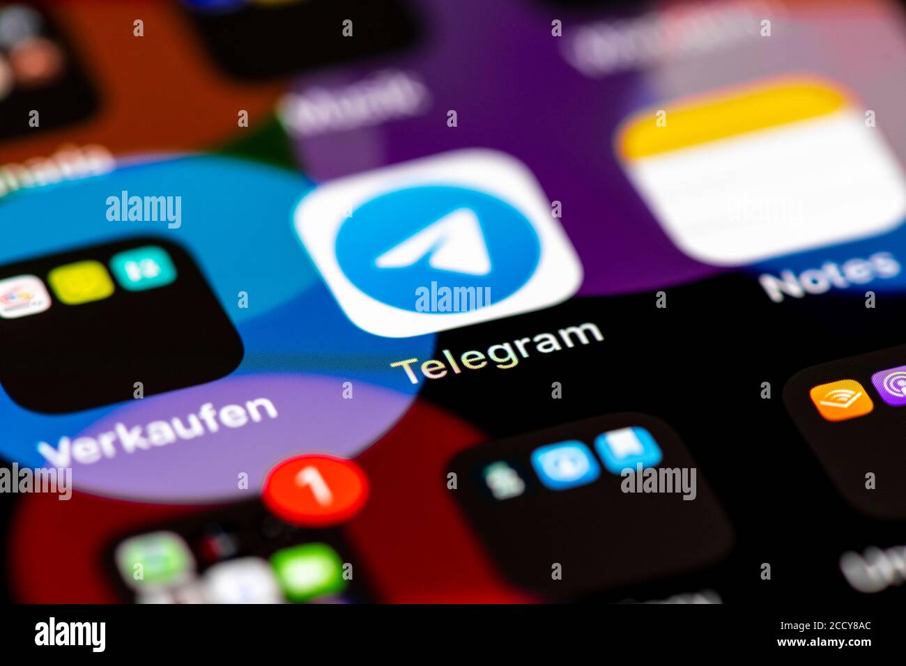 Telegramma, applicazione Messenger, icone delle applicazioni sul display di un telefono cellulare, iPhone, smartphone, primo piano, formattazione Foto Stock
