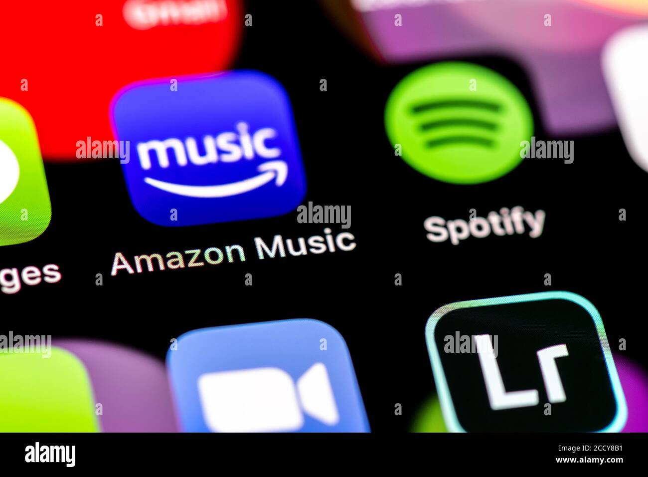 Amazon Music e Spotify, streaming musicale, icone delle app sul display di un telefono cellulare, iPhone, smartphone, primo piano, schermo intero Foto Stock