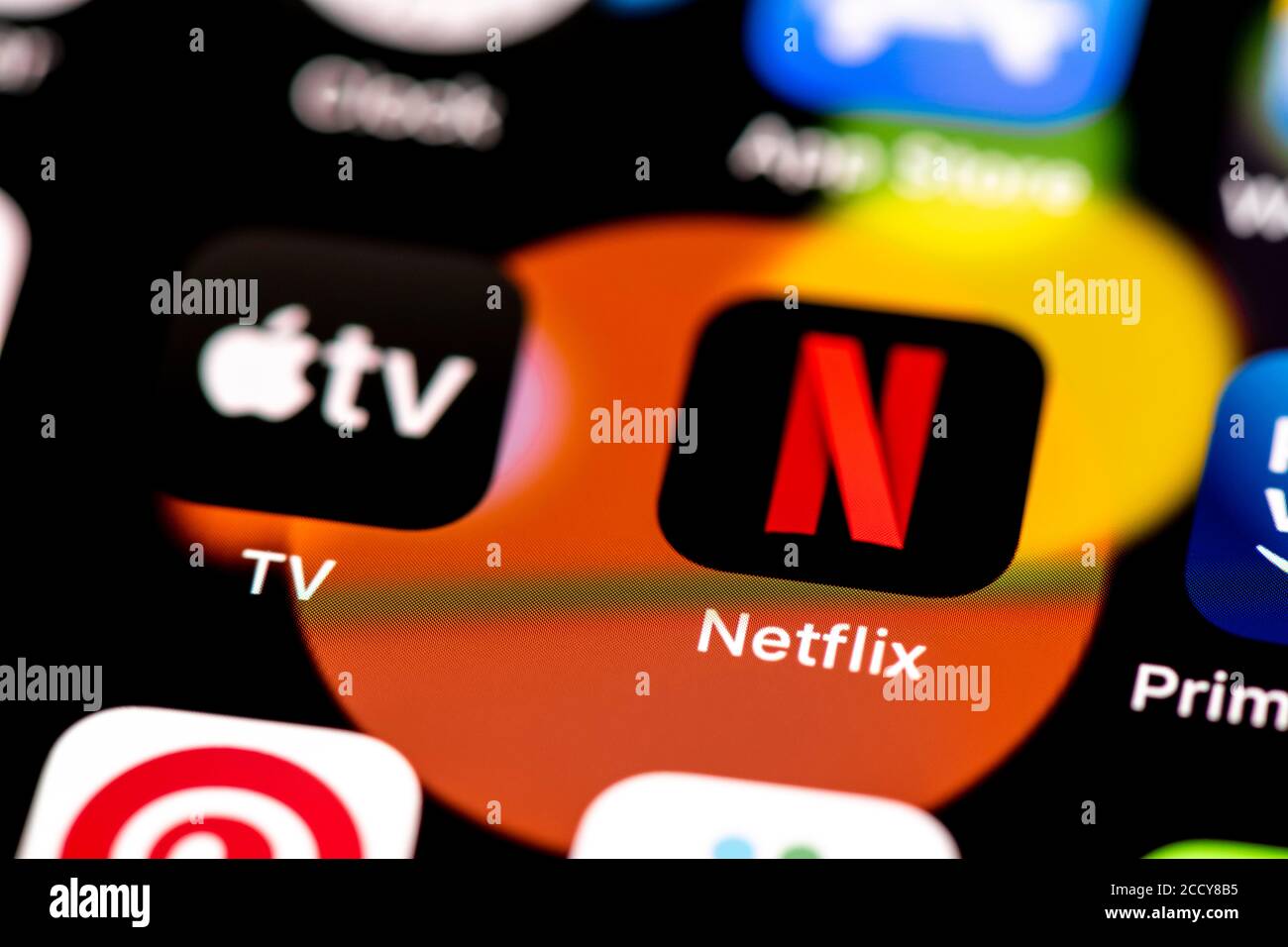 Netflix e Apple TV, streaming video, icone delle app sul display di un telefono cellulare, iPhone, smartphone, primo piano, schermo intero Foto Stock