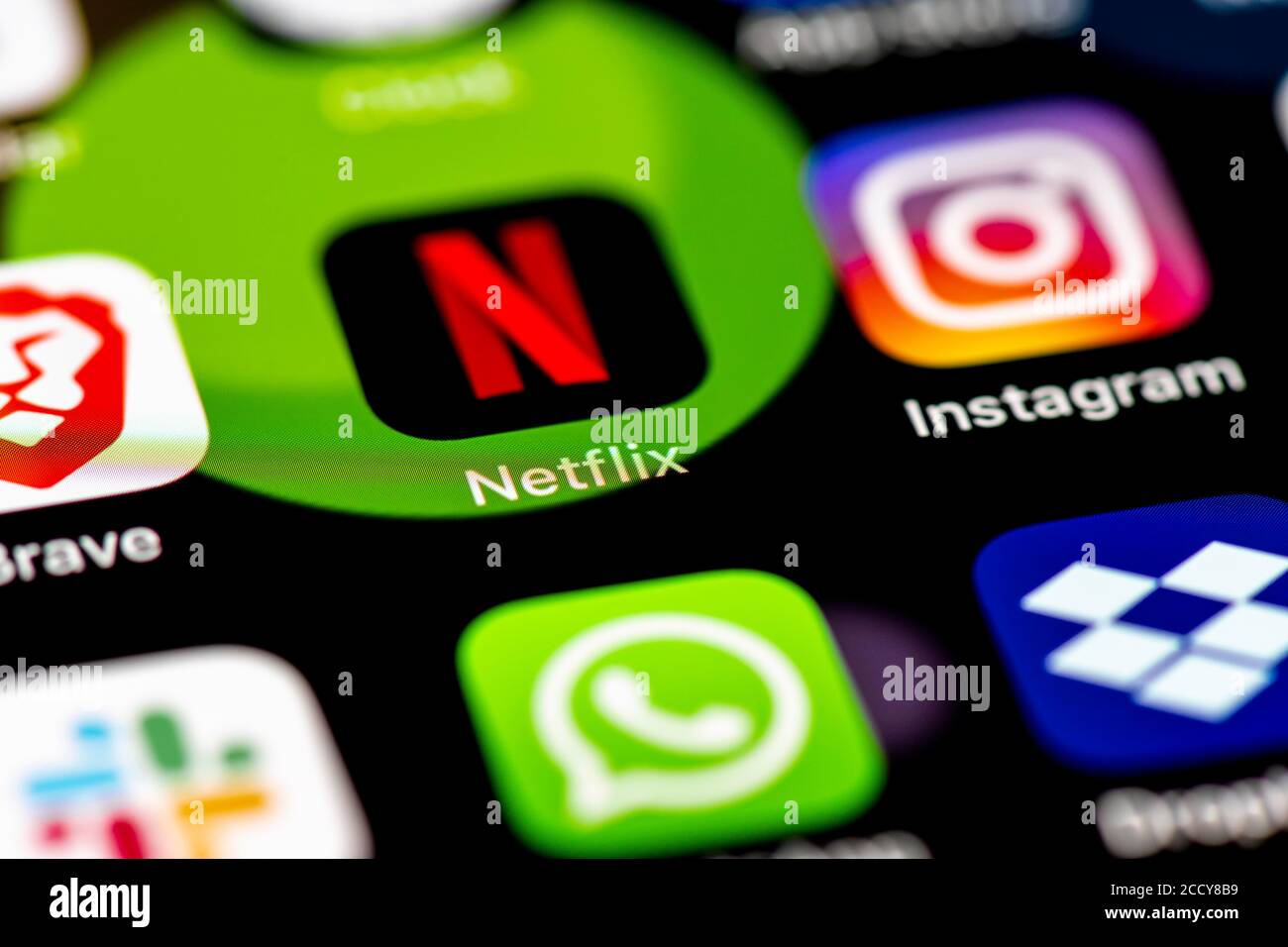 Netflix e Instagram, icone delle app sul display di un telefono cellulare, iPhone, smartphone, primo piano, schermo intero Foto Stock