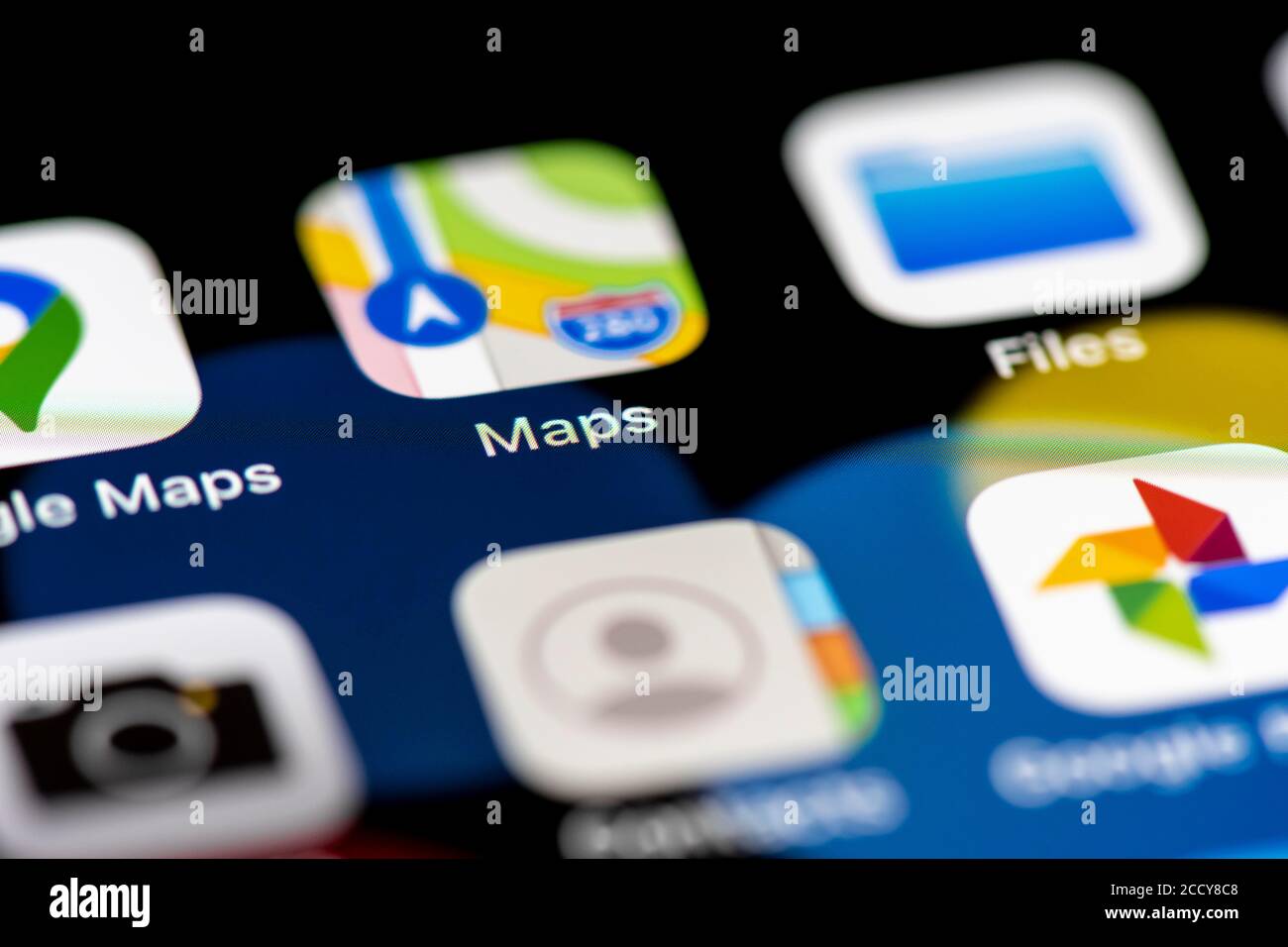 Apple Maps, icone delle app sul display di un telefono cellulare, iPhone, smartphone, primo piano, formattazione Foto Stock