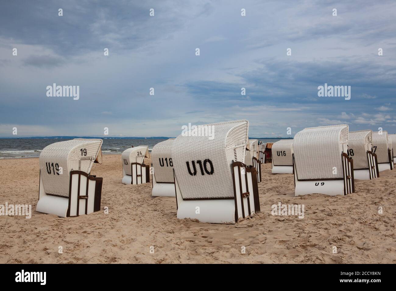Bansin, Germania - 1 Agosto 2019: tipico sedie da spiaggia di Bansin. Bansin è uno dei resort più conosciuti in tedesco riva del Mar Baltico come parte del Foto Stock
