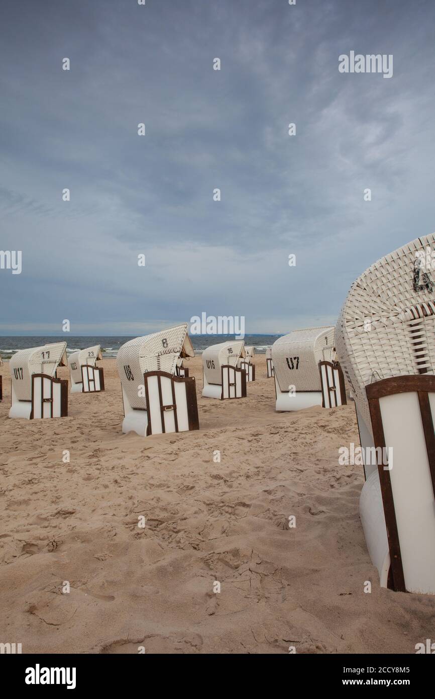 Bansin, Germania - 1 Agosto 2019: tipico sedie da spiaggia di Bansin. Bansin è uno dei resort più conosciuti in tedesco riva del Mar Baltico come parte del Foto Stock