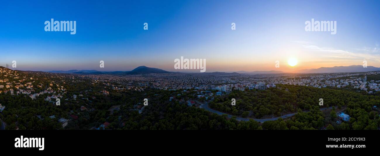 Atene Grecia panorama al tramonto. Tramonto sulla città di Atene, vista aerea del drone dal Monte Penteli Foto Stock