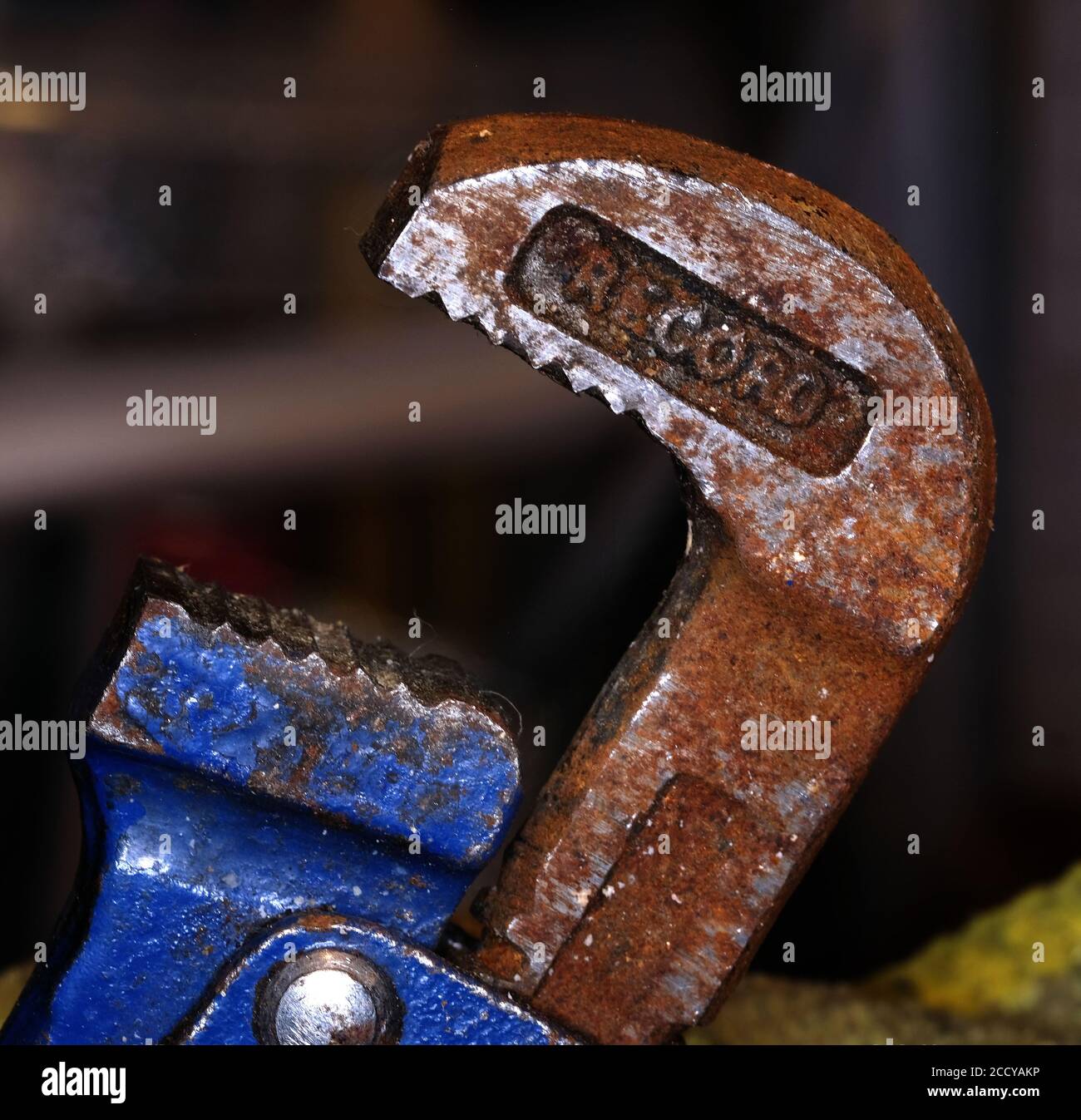 Vista ravvicinata della presa di un piccolo utensile con una leggera corrosione da ruggine. Foto Stock
