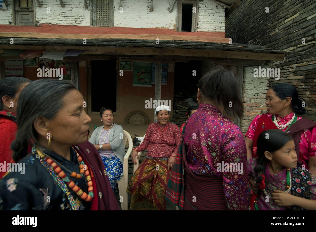 Le donne che abitano un villaggio si preparano per un incontro con i visitatori al villaggio di Sidhane nella regione montana di Panchase, Kaski, Gandaki Pradesh, Nepal. Foto Stock