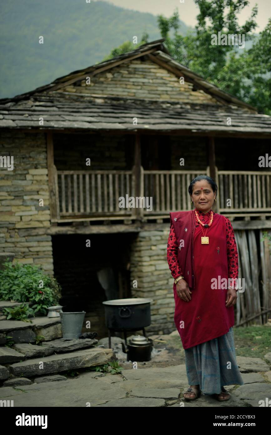 Ritratto di una donna, abitante del villaggio di Sidhane nella regione montana di Panchase, Kaski, Gandaki Pradesh, Nepal. Foto Stock