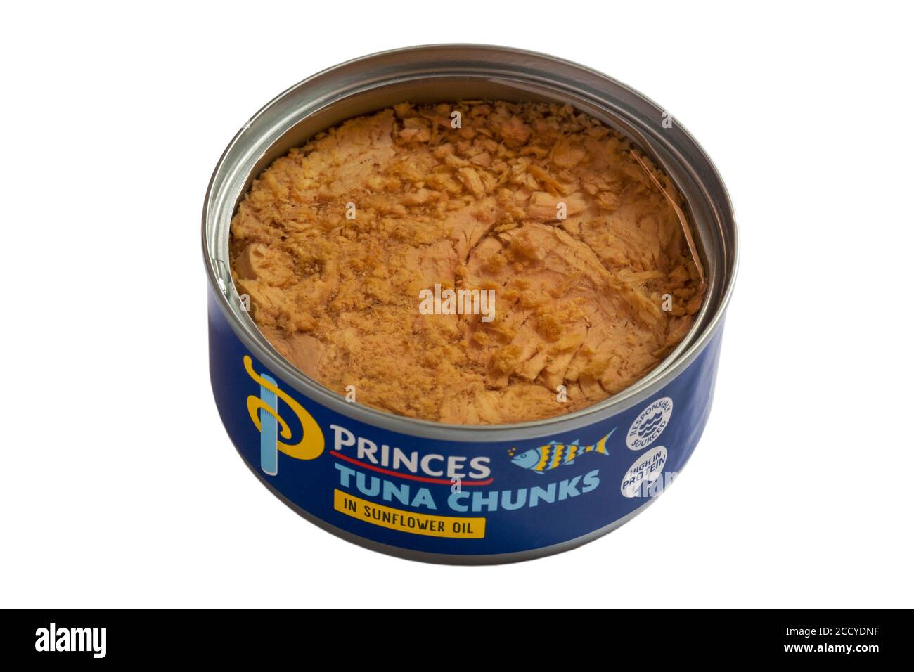 Tin of Princes pezzi di tonno in olio di girasole aperto per mostrare contenuti isolati su sfondo bianco - responsabilmente fonte, ad alto contenuto proteico Foto Stock