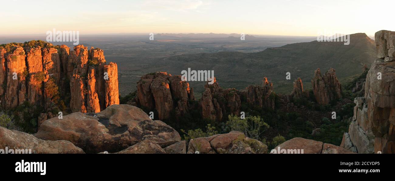 Valle di Desolation formazioni rocciose e colline durante il tramonto vicino Graaff Reinet in Sud Africa. Foto Stock
