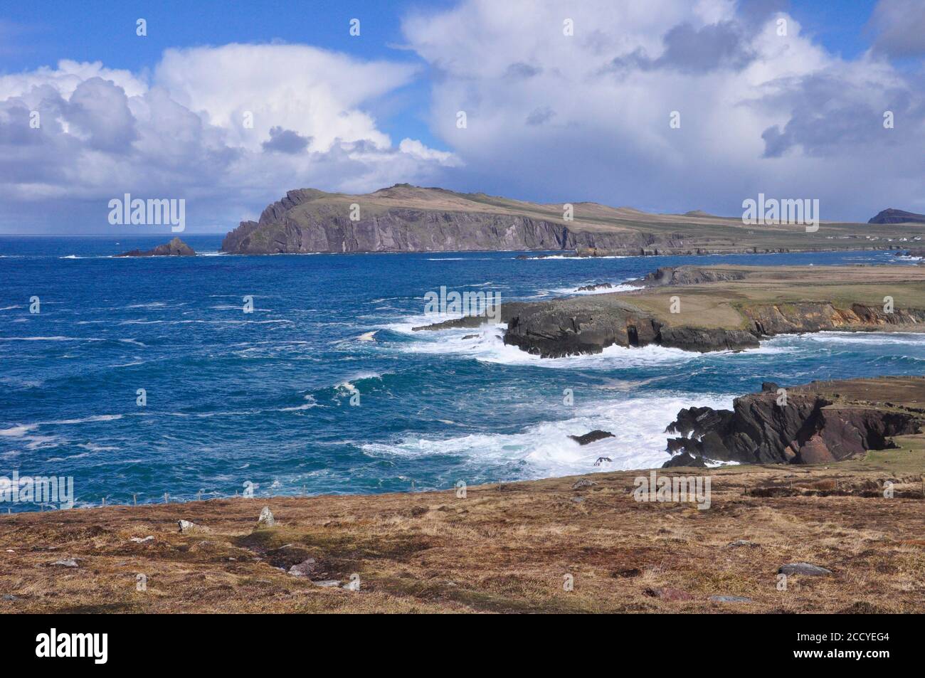 Vista da Clogher dirigiti verso Sybil Head sul sentiero costiero con un oceano Atlantico agile che colpisce le rocce. Una giornata primaverile con un interessante c Foto Stock