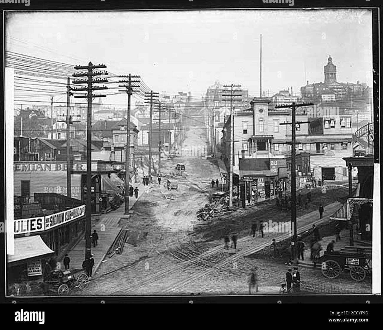 Jefferson St guardando a nord-est dalla 2nd Ave e Yesler Way che mostra la Court House e il City Hall Seattle Aprile 1906 (WARNER 384). Foto Stock