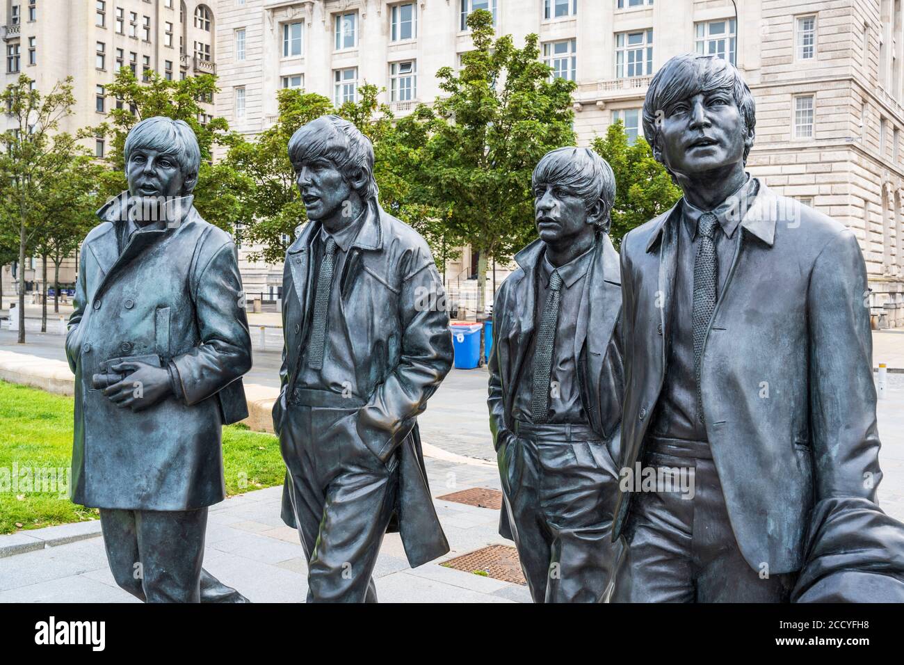 Il gruppo delle statue dei Beatles di Andrew Edwards a Pier Head, Liverpool, Inghilterra, Regno Unito Foto Stock