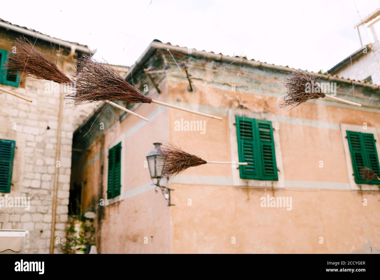 Mettle di streghe sulla strada della città vecchia di Cattaro in Montenegro. Foto Stock