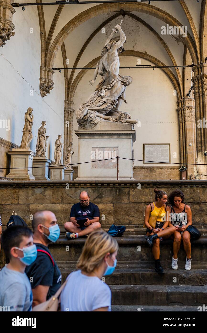 Firenze, Italia. 25 Agosto 2020. Una statua del David è ora nuovamente visibile fuori dal Palazzo Vecchio in Piazza della Signoria, anche se altre vicine sono chiuse per preservare le distanze sociali - i visitatori tornano a vedere le varie attrazioni della storica città di Firenze in seguito all'allentamento di Coronavirus (covid 19) restrizioni di viaggio. Credit: Guy Bell/Alamy Live News Foto Stock