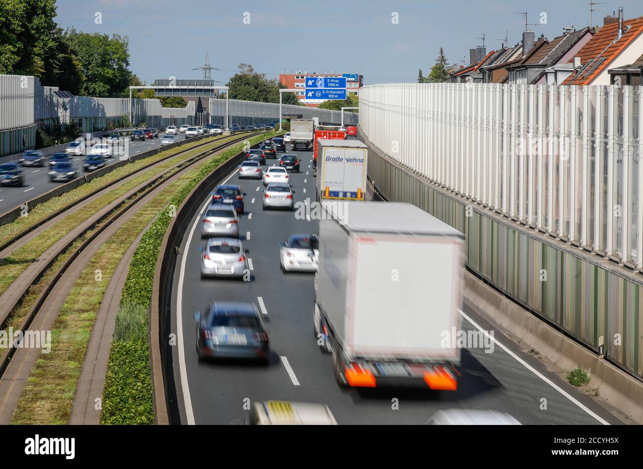 Essen, Ruhr Area, Renania Settentrionale-Vestfalia, Germania - molte auto e camion guidano nel traffico delle ore di punta sulla superstrada A40, una barriera antirumore riduce il rumore Foto Stock