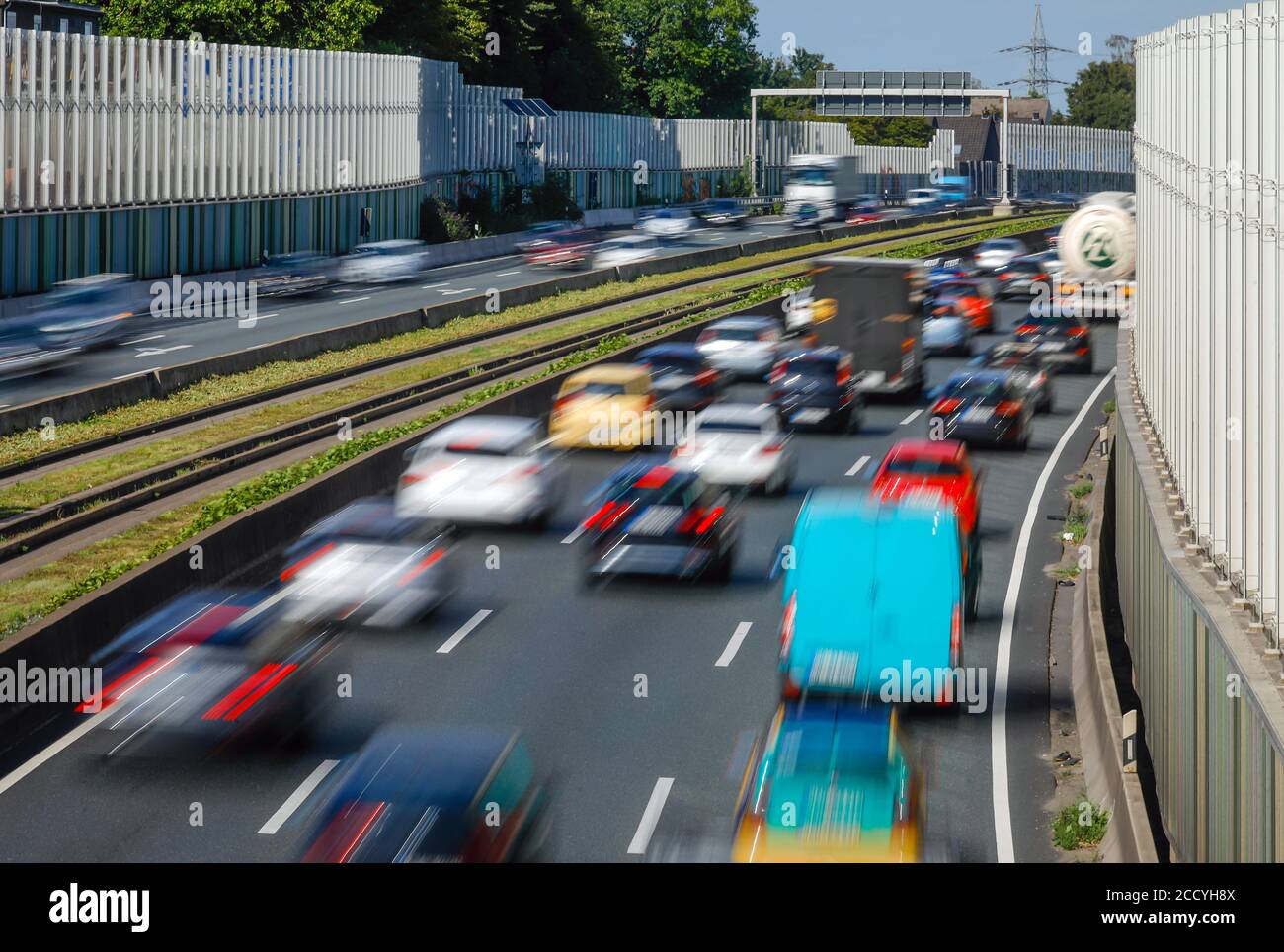 Essen, Ruhr Area, Renania Settentrionale-Vestfalia, Germania - molte auto e camion guidano nel traffico delle ore di punta sulla superstrada A40, una barriera antirumore riduce il rumore Foto Stock