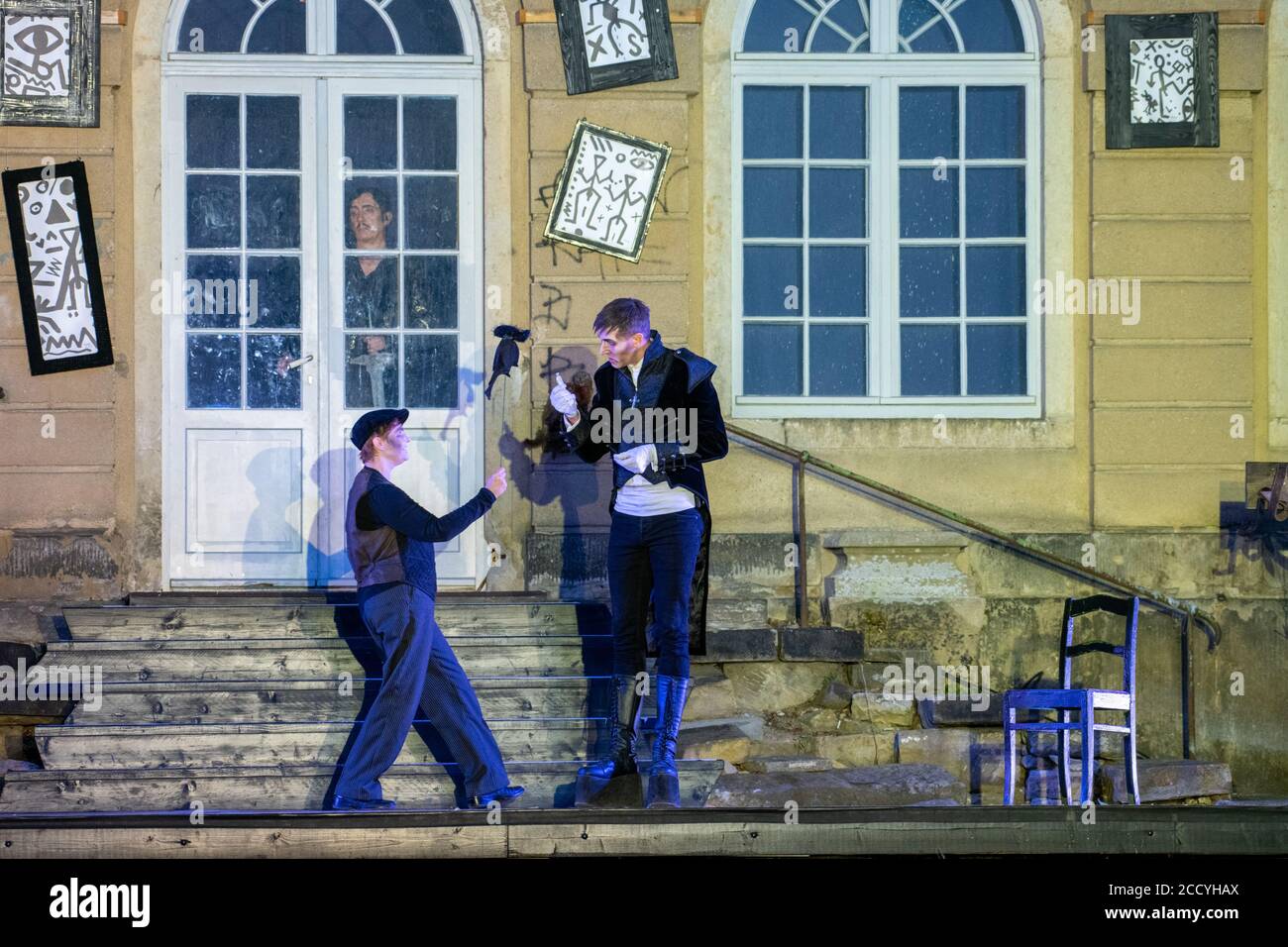 Cornelia Fritzsche / Katharina Klinger (Puppenspieler); Philipp Richter (Lurch); Dresden; Elbschloss Übigau; 24.08.2020; LA FAMIGLIA ADAMS - SOMMEROPE Foto Stock
